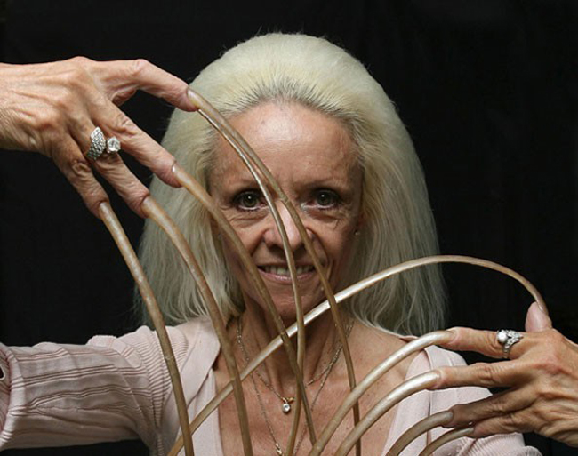 Móng tay bà tổng cộng có độ dài là 8,65m sau khi được đo tại Lo Show Dei  Record ở Tây Ban Nha vào ngày 23 tháng 2 năm 2008, và kỳ lạ hơn bà  không hề cảm thấy vướng bận với những móng tay của mình, bà còn là một  thợ làm tóc.